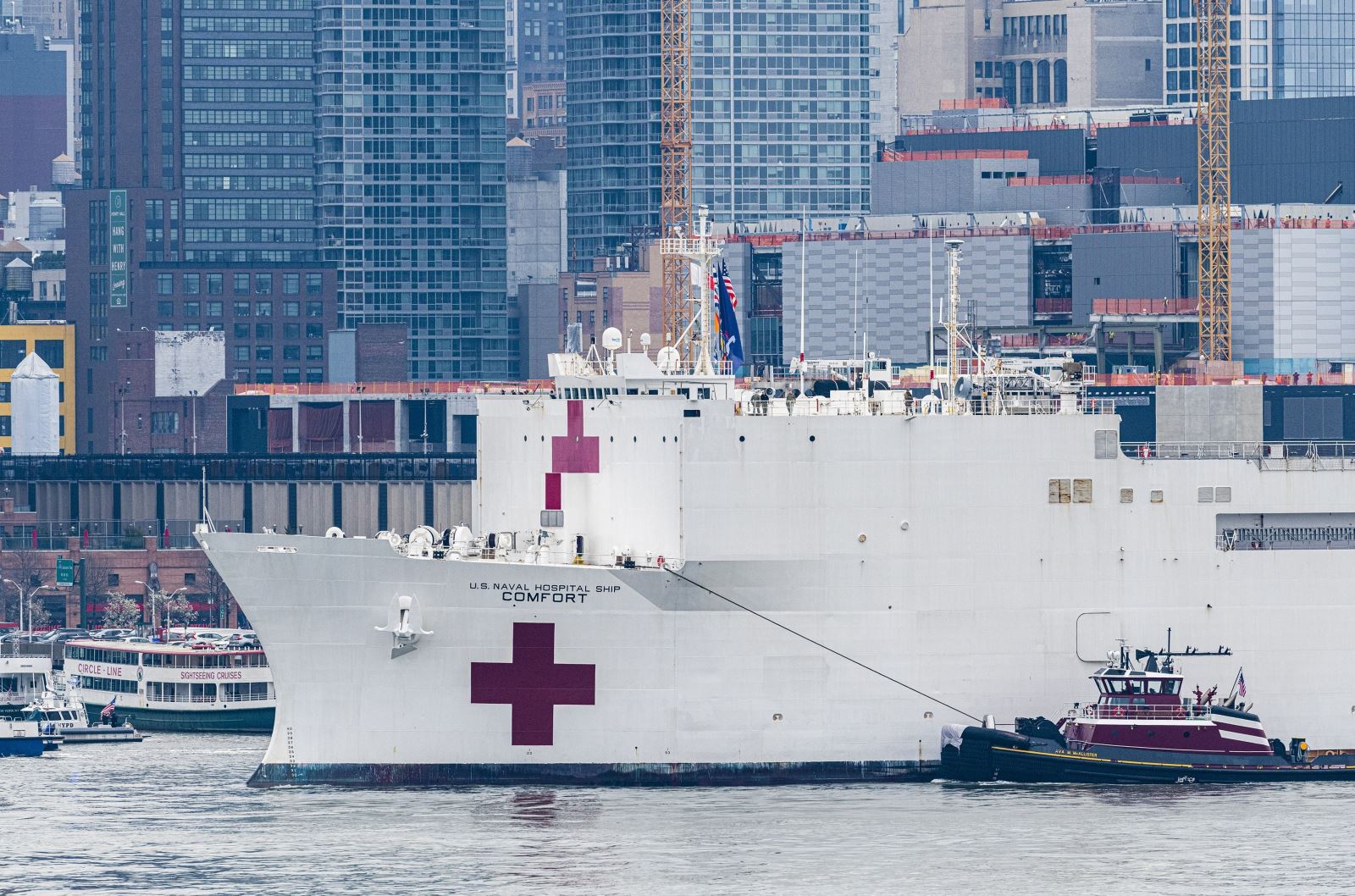 Tàu bệnh viện USNS Comfort cập cảng Manhattan, New York, Mỹ ngày 30-3-2020. Ảnh: THX/TTXVN
