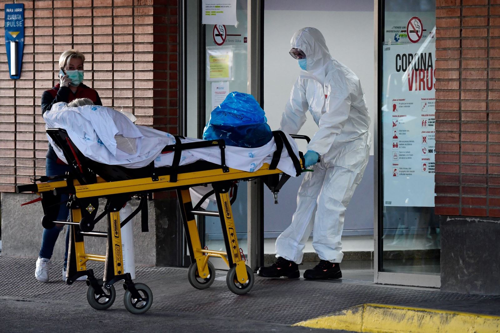 Nhân viên y tế chuyển bệnh nhân tại bệnh viện ở Leganes, Tây Ban Nha. Ảnh: AFP/ TTXVN