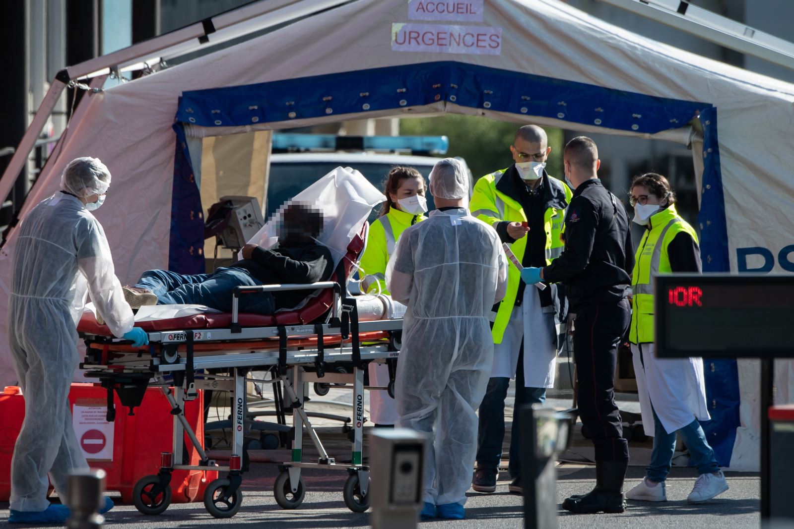 Nhân viên y tế Pháp chuyển bệnh nhân mắc Covid-19 tới phòng cấp cứu tại bệnh viện dã chiến được thiết lập bên ngoài bệnh viện Henri Mondor ở Creteil, gần Paris. Ảnh: AFP/TTXVN