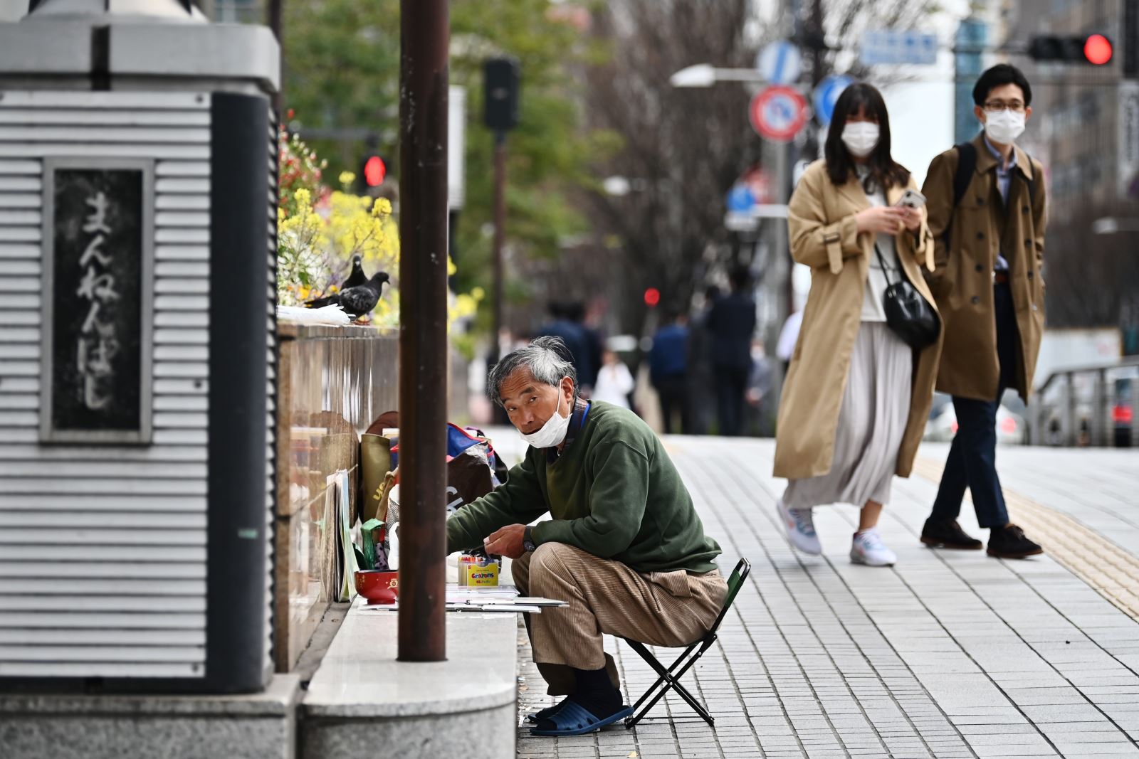 Người dân đeo khẩu trang phòng lây mắc Covid-19 tại Tokyo, Nhật Bản, ngày 27-3-2020. Ảnh: AFP/TTXVN