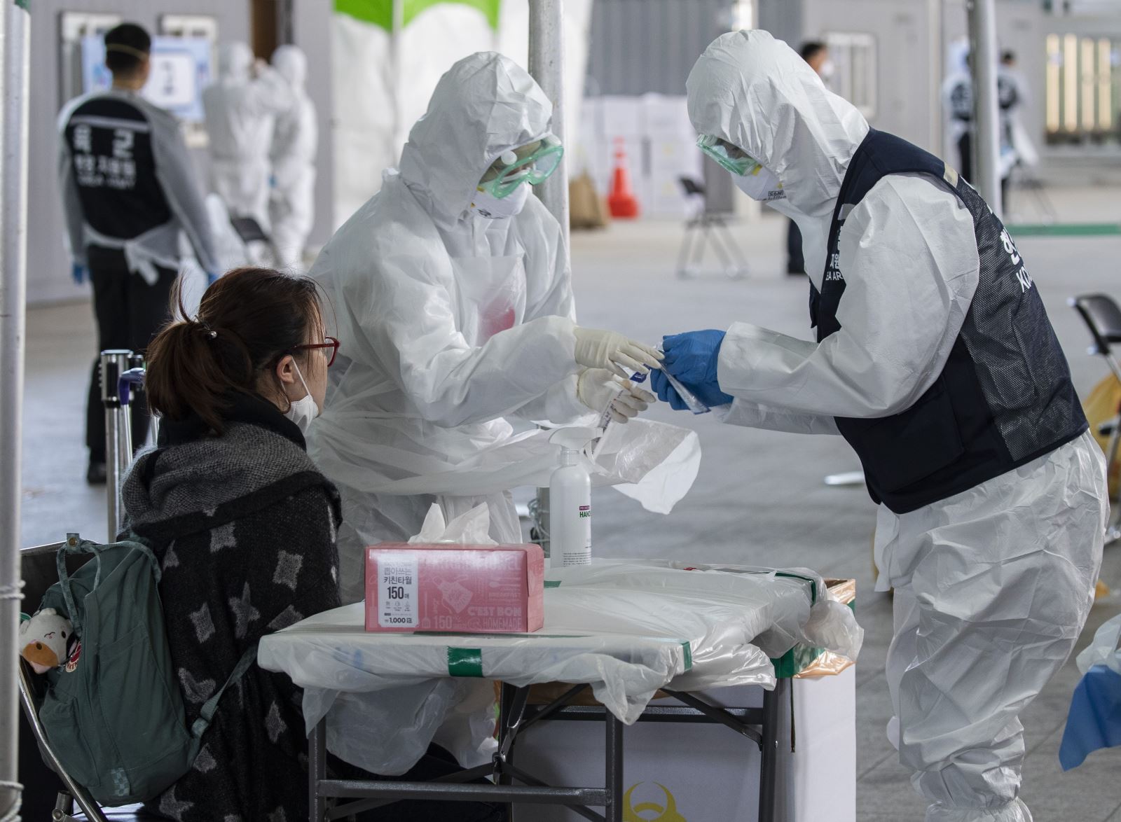 Nhân viên y tế lấy mẫu dịch của hành khách để xét nghiệm Covid-19 tại sân bay quốc tế Incheon, Hàn Quốc. Ảnh: THX/TTXVN
