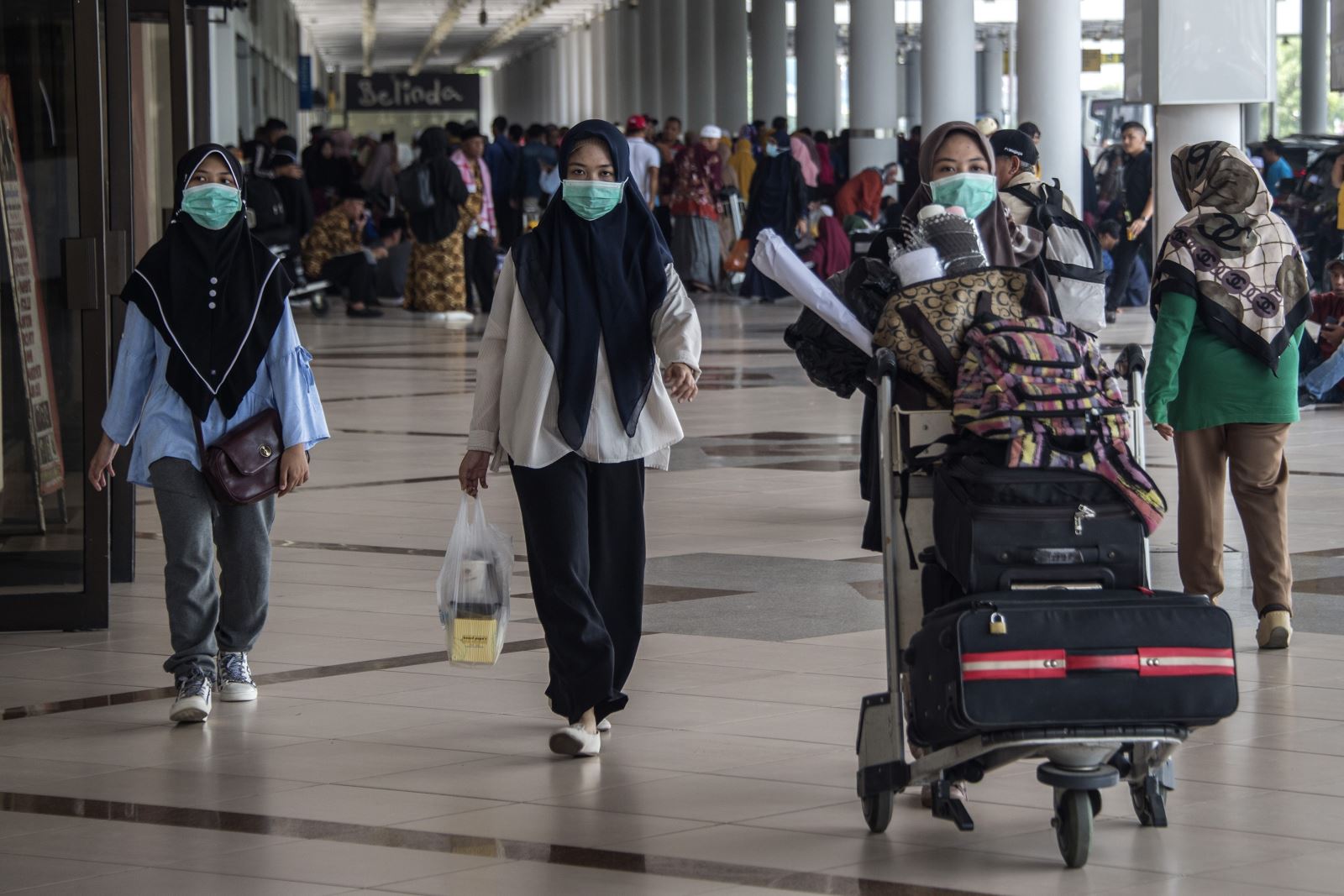 Hành khách tại sân bay Juanda ở Sidoarjo, Indonesia. Ảnh: AFP/TTXVN