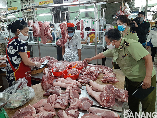 Qua công tác kiểm tra, đội lực lượng quản lý thị trường quận Hải Châu khuyến cáo các hộ kinh doanh thịt heo không được nâng giá lên cao trong giai đoạn cao điểm phòng, chống dịch bệnh. (Ảnh chụp tại chợ Đống Đa sáng 1-4). Ảnh: KHÁNH HÒA