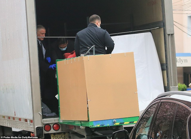 Ở bên ngoài bệnh viện Mount Sinai tại Brooklyn, New York hôm 30-3, nhiều thi thể đã được đưa lên xe tải đông lạnh đỗ ngay trên đường.