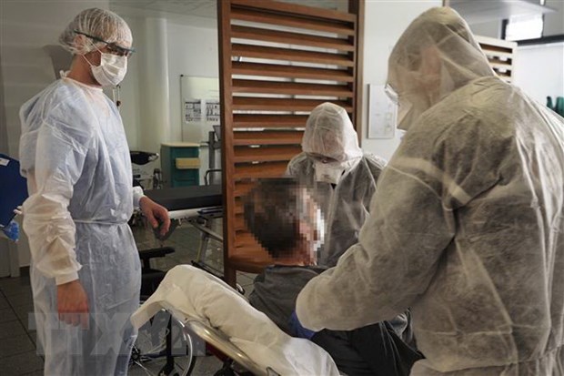Nhân viên y tế điều trị cho bệnh nhân mắc Covid-19 tại một bệnh viện ở Tours, miền Tây Pháp ngày 31-3-2020. (Ảnh: AFP/TTXVN)