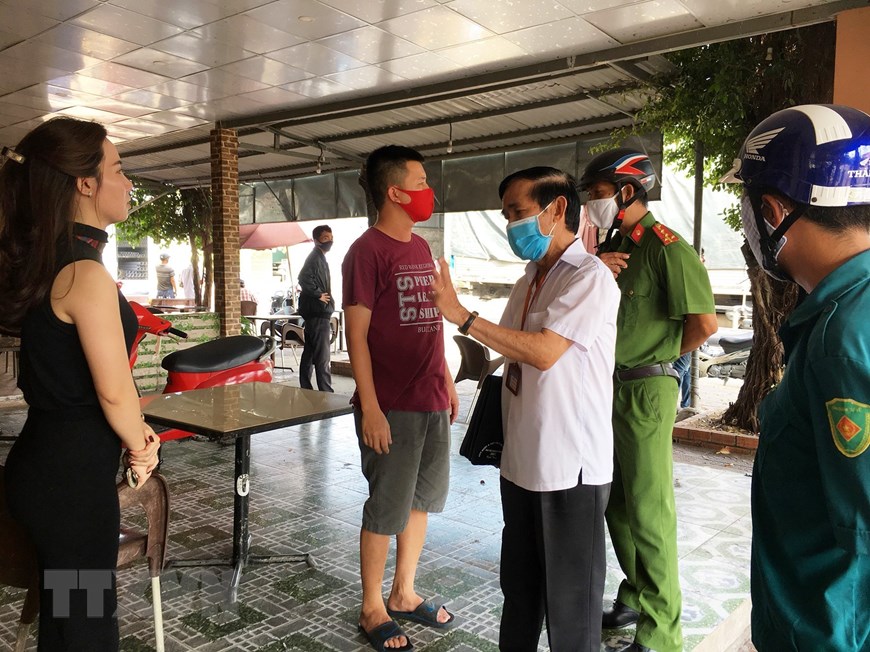 Đoàn kiểm tra, giám sát phòng chống dịch Covid-19 huyện Châu Thành yêu cầu một quán cà phê ở xã Vĩnh Hòa Hiệp, huyện Châu Thành ngưng phục vụ khách sáng 1-4-2020. (Ảnh: Hồng Đạt/TTXVN)