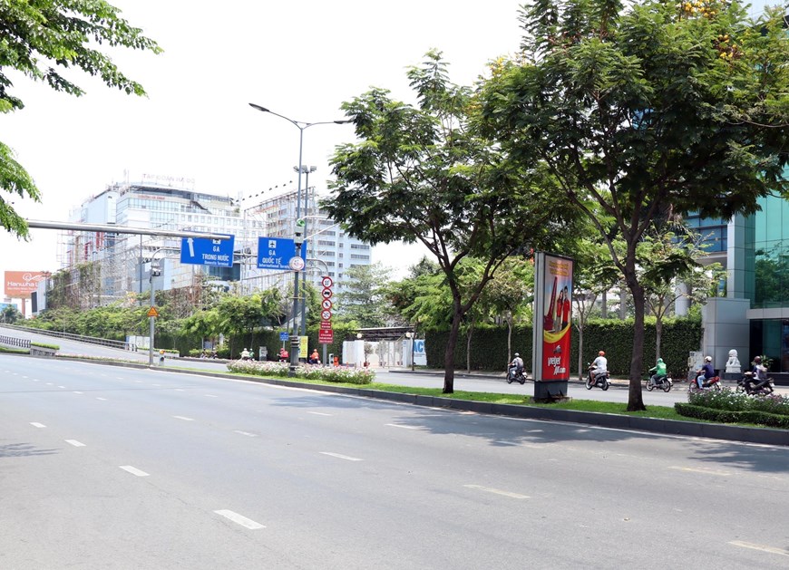 Con đường dẫn về sân bay Tân Sơn Nhất quang đãng dù đang vào giờ cao điểm ban trưa. (Ảnh: Xuân Khu/TTXVN).