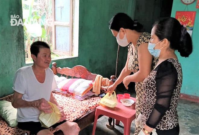 Những bữa ăn sáng miễn phí được phụ nữ thôn Hoà Khương Đông đem đến tận nhà cho những người già, người đau ốm. Ảnh: M.N