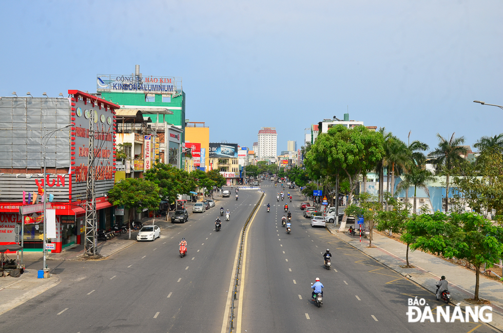 Only several vehicles travelling on the Dien Bien Phu – Le Duan route leading to the city centre