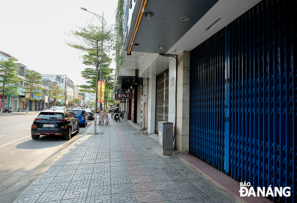 Shops selling non-essential goods on Le Duan Street have been closed