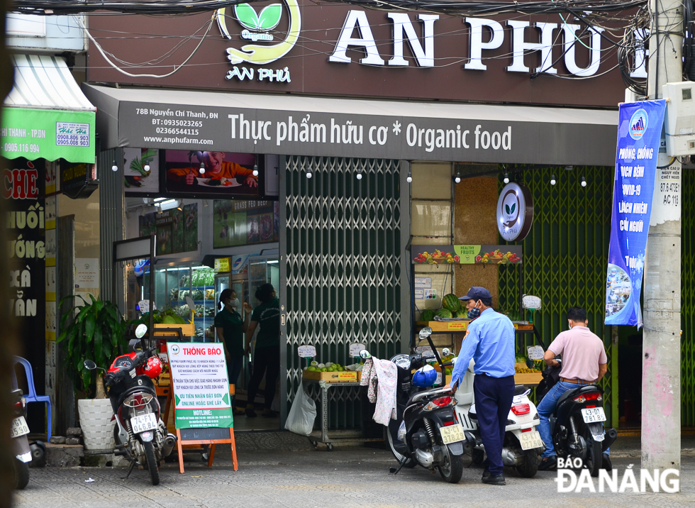 Mini supermarkets and convenience stores are allowed to remain open