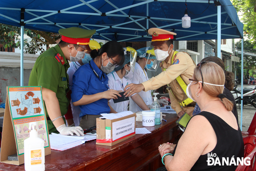 Healthcare workers, police officers and student volunteers are working around the clock at 7 checkpoints which have been set up within major entry and exit points in Da Nang to contain further spread of the novel coronavirus.