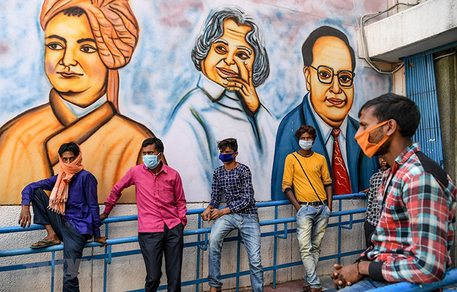 Người dân đeo khẩu trang phòng lây nhiễm Covid-19 tại New Delhi, Ấn Độ, ngày 1-4-2020. (Nguồn: AFP/TTXVN)