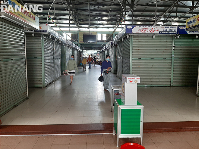 In the morning of 1 April, over 500 stalls selling non-essential products at the Dong Da Market closed