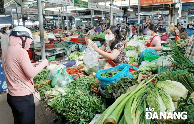 Chợ, siêu thị vẫn mở cửa bình thường, hàng hóa dồi dào, người dân yên tâm mua sắm. (Ảnh chụp tại chợ Đống Đa sáng 2-4)Ảnh: KHÁNH HÒA