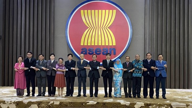 Permanent representatives of ASEAN members and ambassadors of China, Japan and the RoK pose for a group photo (Photo: VNA)