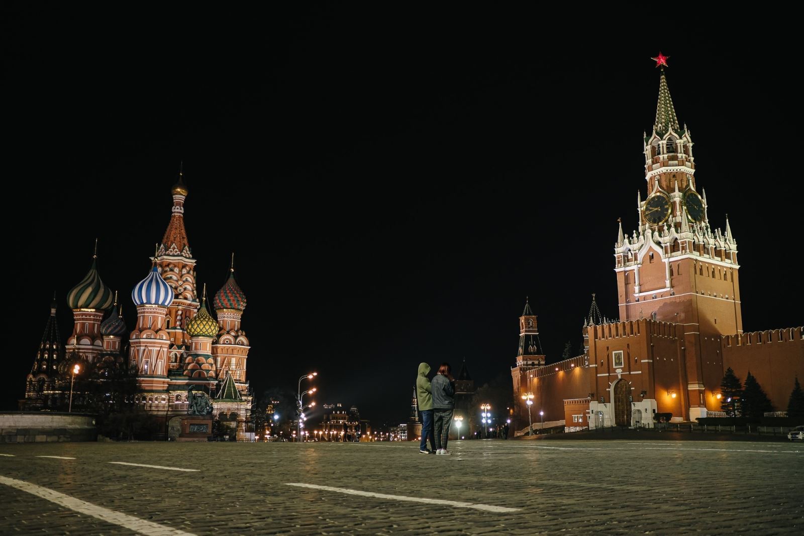 Cảnh vắng vẻ trên Quảng trường Đỏ ở Moskva, Nga khi lệnh phong tỏa được ban bố nhằm ngăn dịch Covid-19 lây lan. Ảnh: THX/TTXVN