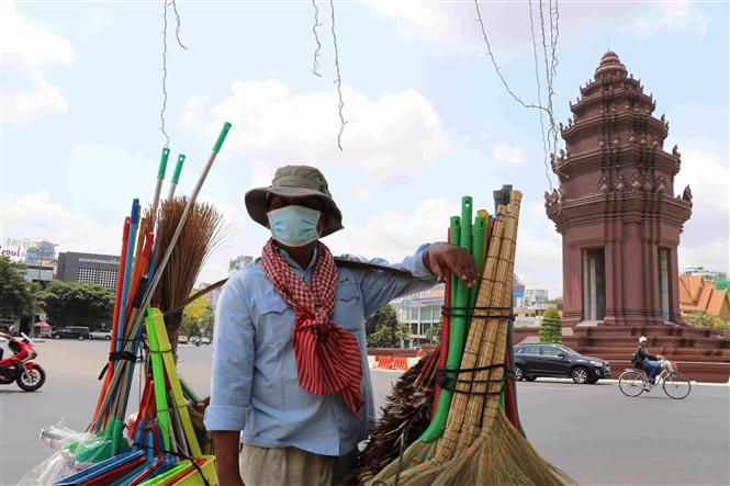 Người dân đeo khẩu trang để phòng tránh lây nhiễm Covid-19 tại Phnom Penh, Campuchia. Ảnh: THX/ TTXVN