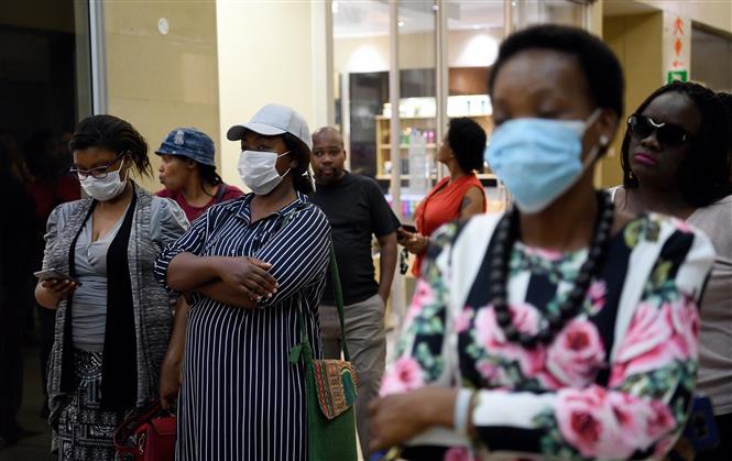 Người dân đeo khẩu trang phòng lây nhiễm Covid-19 tại Gaborone, Botswana, ngày 31-3-2020. Ảnh: AFP/TTXVN