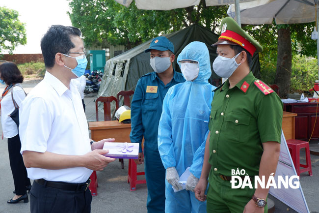 Deputy Secretary Quang presenting gifts to staff of checkpoints