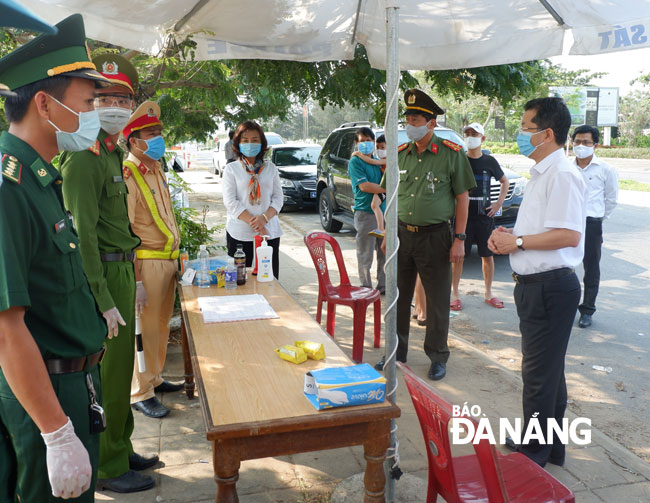 Mr Quang advising staff of checkpoints to take all necessary preventive and protective measures during their working