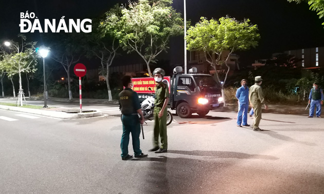 Lực lượng chức năng quận Sơn Trà chốt chặn ở đầu cầu Mân Quang (địa bàn phường Thọ Quang) để bảo vệ hiện trường. Ảnh: ĐẮC MẠNH