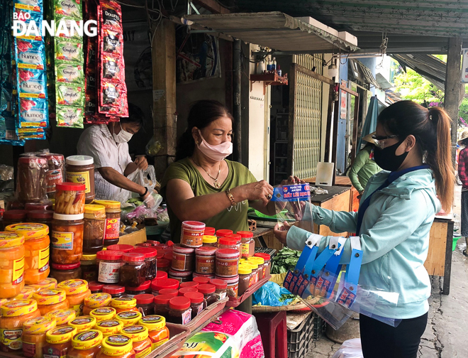 YU members presenting face shields to small traders in An Khe Ward