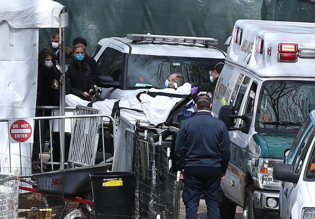 Một bệnh nhân Covid-19 được chuyển tới bệnh viện dã chiến ở New York (Ảnh: Reuters)