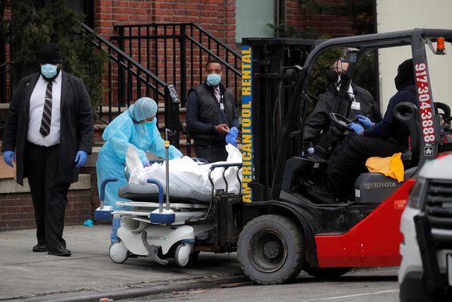 Nhân viên y tế đưa thi thể người lên một xe kéo ở bệnh viện Brooklyn hôm 30-3 (Ảnh: Reuters)