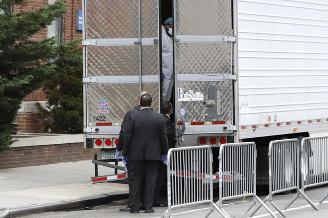 Một chiếc xe tải đông lạnh được dùng làm nhà xác dã chiến bên ngoài bệnh viện Brooklyn, New York (Ảnh: Reuters)
