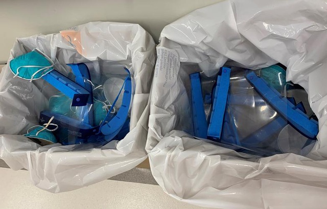 Đồ bảo hộ và khẩu trang của các nhân viên y tế chữa trị bệnh nhân Covid-19 được đặt vào thùng ở bệnh viện Mount Sinai để mang đi khử trùng tái sử dụng. (Ảnh: Reuters)