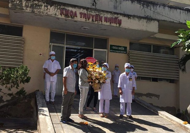 Các bệnh nhân được công bố khỏi bệnh tặng hoa cảm ơn tập thể các bác sỹ Khoa Truyền nhiễm, tại Bệnh viện Đa khoa tỉnh Bình Thuận. (Ảnh: PV/Vietnam+)