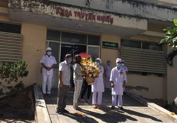 The patients present flower to doctors of the Binh Thuan general hospital (Photo: VNA)