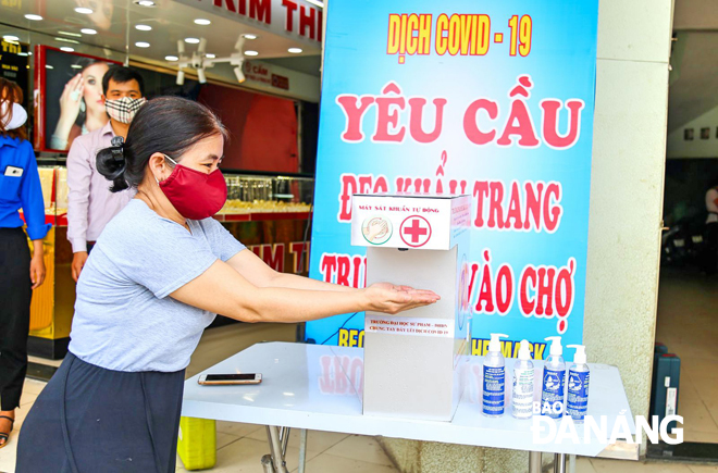 Sản phẩm máy rửa tay sát khuẩn tự động của Trường Đại học Sư phạm, Đại học Đà Nẵng đặt tại chợ Cồn. Ảnh: N.H