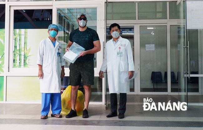 Bệnh viện Đà Nẵng trao giấy chứng nhận sức khỏe cho bệnh nhân. Ảnh: PHAN CHUNG