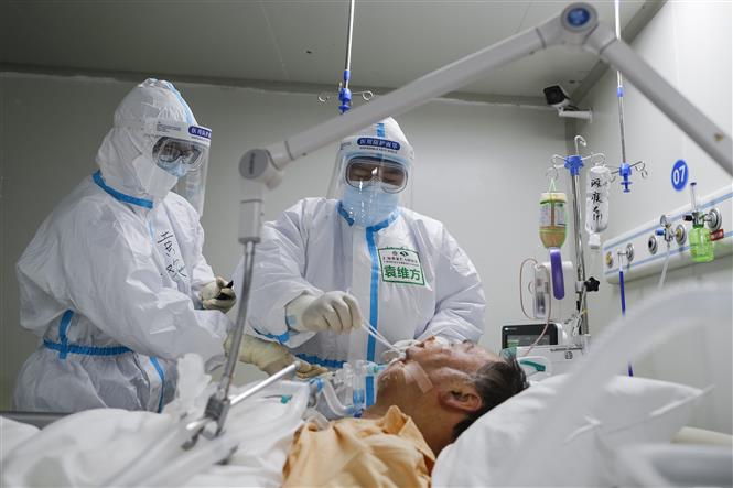 Nhân viên y tế điều trị cho bệnh nhân nhiễm COVID-19 tại bệnh viện ở Vũ Hán, Trung Quốc, ngày 1/4/2020. Ảnh: THX/ TTXVN