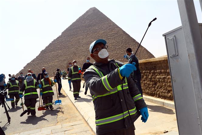 : Nhân viên phun thuốc khử trùng để ngăn chặn sự lay lan của COVID-19 tại Cairo, Ai Cập, ngày 25/3/2020. Ảnh: THX/ TTXVN