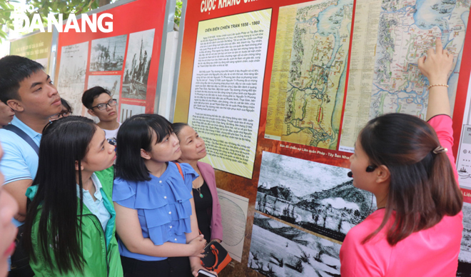 Cán bộ Bảo tàng Đà Nẵng giới thiệu lịch sử trận kháng Pháp của quân và dân Đà Nẵng.   Ảnh: NGỌC HÀ