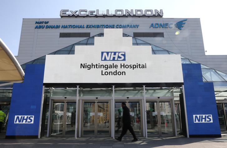 Lối vào bệnh viện dã chiến Nightingale. Ảnh: Reuters