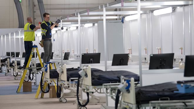 Mỗi ngày huy 200 binh sĩ cùng đội ngũ nhân viên NHS được huy động để tích cực hoàn thành sớm bệnh viện dã chiến. Ảnh: Reuters