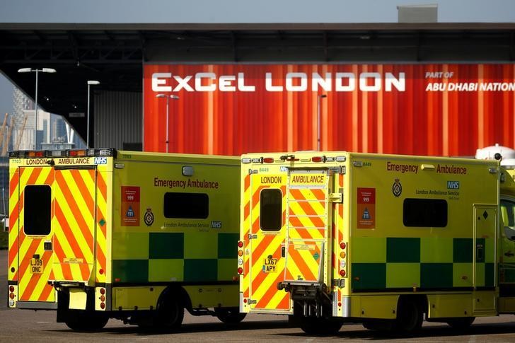 Xe cứu thương đỗ sẵn bên ngoài để chở các bệnh nhân nặng từ bệnh viện khác về. Ảnh: Reuters