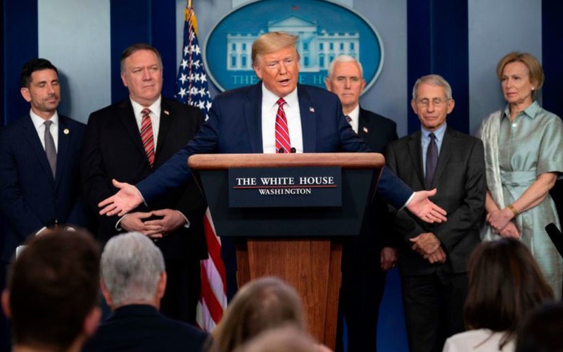 Tổng thống Donald Trum và các thành viên lực lượng đặc nhiệm chống virus Corona (Ảnh: Getty Image)