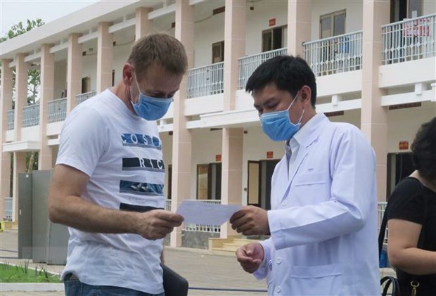 Bác sỹ Trần Chánh Xuân, Phó Giám đốc Bệnh viện dã chiến Củ Chi, trao giấy ra viện cho bệnh nhân số 53. (Ảnh: Đinh Hằng/TTXVN)