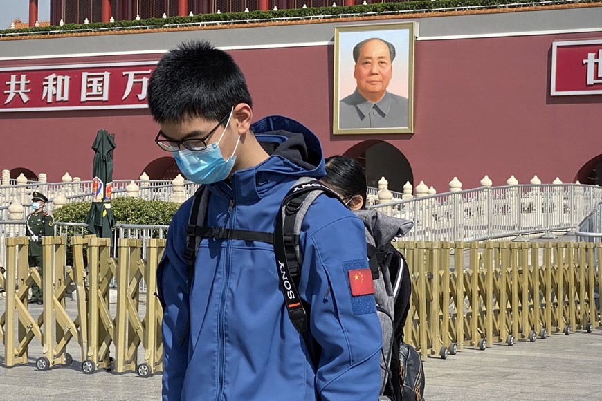 Mặc niệm trong lễ quốc tang tưởng nhớ các liệt sỹ và bệnh nhân tử vong vì đại dịch COVID-19 ở thủ đô Bắc Kinh, Trung Quốc ngày 4/4/2020. (Nguồn: AFP/TTXVN)