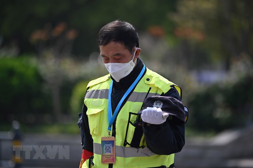 Cảnh sát mặc niệm trong lễ quốc tang tưởng nhớ các liệt sỹ và bệnh nhân tử vong vì đại dịch COVID-19 ở Bắc Kinh, Trung Quốc ngày 4/4/2020. (Nguồn: AFP/TTXVN)