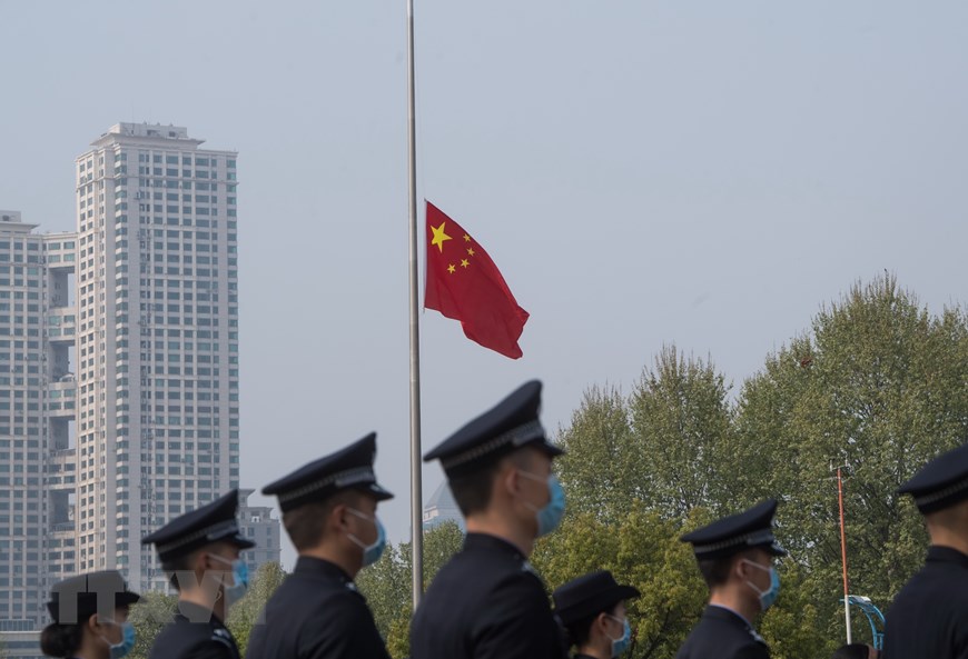 Treo cờ rủ trong lễ quốc tang tưởng nhớ các liệt sỹ và bệnh nhân tử vong vì đại dịch COVID-19, ở Vũ Hán, tỉnh Hồ Bắc, Trung Quốc ngày 4/4/2020. (Nguồn: THX/TTXVN)