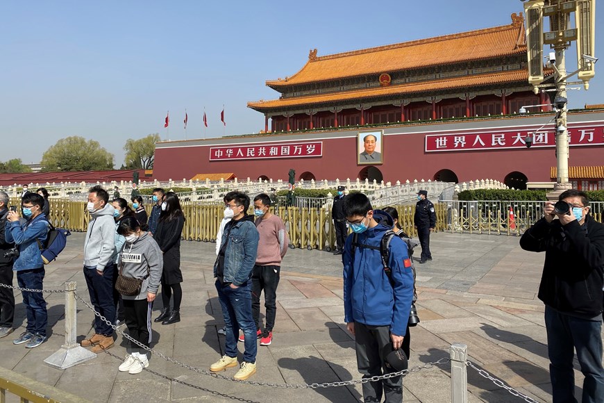 Người dân mặc niệm trong lễ quốc tang tưởng nhớ các liệt sỹ và bệnh nhân tử vong vì đại dịch COVID-19 ở Bắc Kinh, Trung Quốc ngày 4/4/2020. (Nguồn: AFP/TTXVN)
