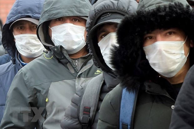 Đeo khẩu trang phòng tránh lây nhiễm COVID-19 tại Saint Petersburg, Nga ngày 3/4/2020. (Nguồn: AFP/TTXVN)