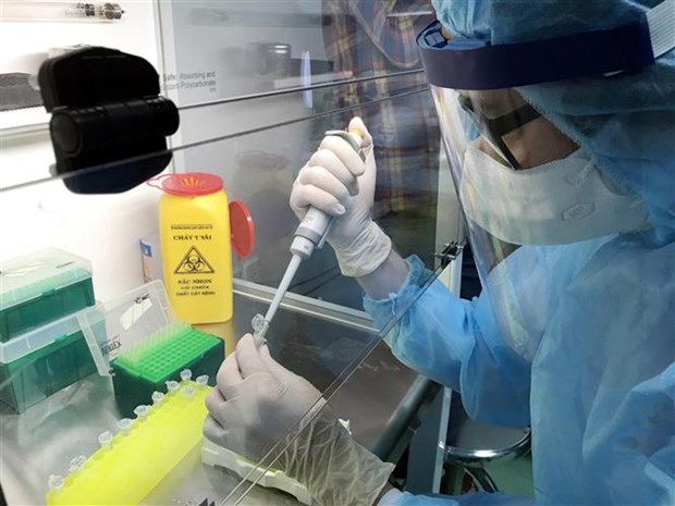 Xét nghiệm virus SARS–CoV-2 bằng kỹ thuật Realtime PCR. (Ảnh: Tá Chuyên/TTXVN)
