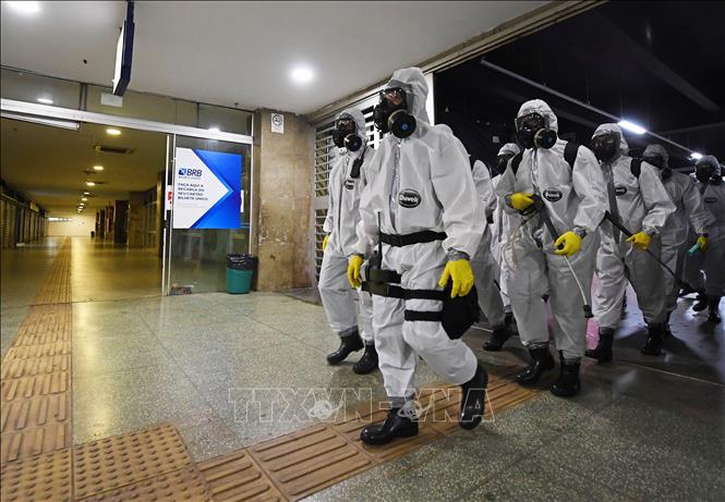 Binh sĩ Brazil phun thuốc khử trùng tại nhà ga tàu điện ngầm trung tâm thủ đô Brasilia ngày 29/3. Ảnh: AFP/TTXVN
